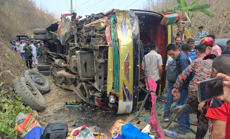 যাত্রীবাহী বাস উল্টে আহত ১৯ জন